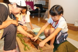 苧引きをする小学生