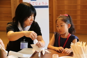 藍染の準備をする小学生