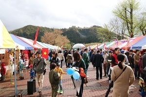 世界各国の料理が味わえる屋外の会場に集まる人たち