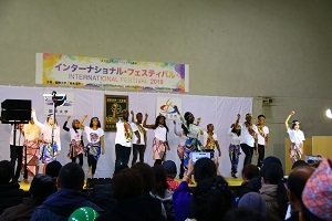 ステージで歌とダンスを披露する学生たち