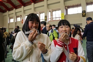 おにぎりを食べ比べる来場者