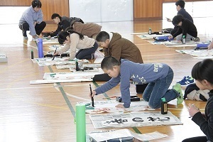 書初めをする児童