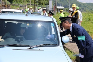 ドライバーに交通安全をお願いする神田警察署長