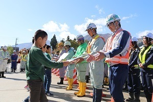 鍵の受け渡しをする上関小学校の児童たち