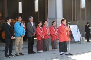 観光協会を代表して六日町温泉あねさ会の女将による激励のあいさつ