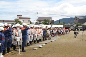 閉会式で集合する消防団や職員、児童など