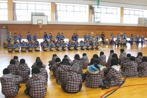 御実城ばやしを披露する六日町小学校和太鼓部