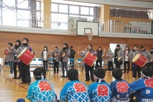 琉球太鼓を披露する嘉芸小学校の児童