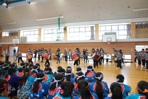 琉球太鼓を披露する嘉芸小学校の児童