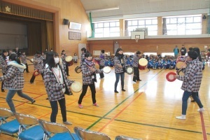 琉球太鼓を披露する嘉芸小学校の児童