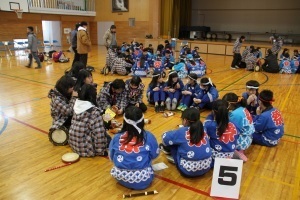 沖縄のおみやげを食べながら交流する児童たち