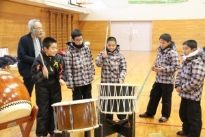 和太鼓に挑戦する嘉芸小学校の児童たち