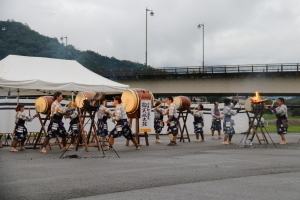 御実城太鼓保存会の演舞