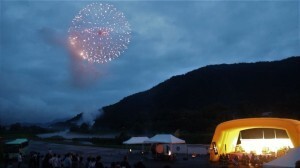 クライマックスの演奏に合わせた記念花火