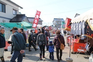 道路の両脇に並ぶ露店に多くの人が訪れている