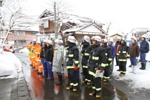 整列し敬礼をする消防署員と消防団員