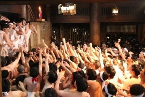 毘沙門堂内で押し合う上半身裸の男たち