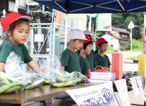 野菜を売る小学生