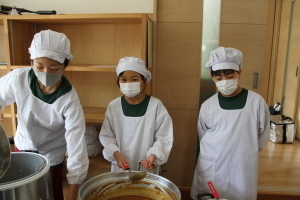 昼食の配膳をする小学生