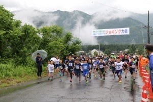 登川清流ジョギング大会スタートの様子