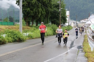 登川清流ジョギング大会で走る選手4