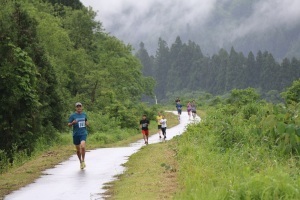 登川清流ジョギング大会で走る選手2