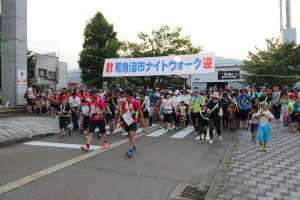 市民会館をスタートする参加者たち