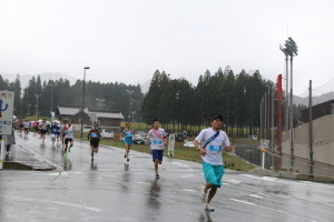 雨の中走る選手たち