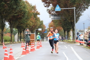 紅葉した木々の中コースを走る選手