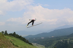 大きく飛び立つ選手