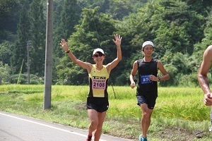 つらいコースも笑顔で走る選手