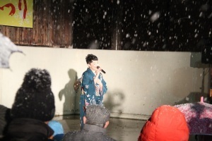 南魚沼市交流大使で歌手の葉月みなみさんのステージイベント