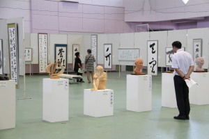 南魚展で彫刻を鑑賞する来場者その2