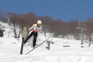 ジャンプし大空を舞う選手