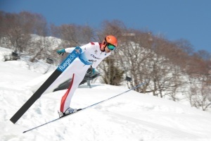 ジャンプし大空を舞う選手