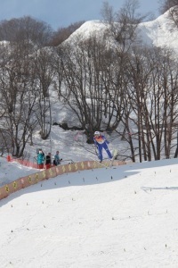 ジャンプし大空を舞う選手