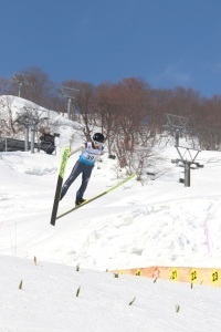 ジャンプし大空を舞う選手