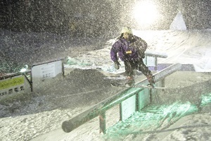 スキーやスノーボードで人工物の上を滑降するジブセッションの様子