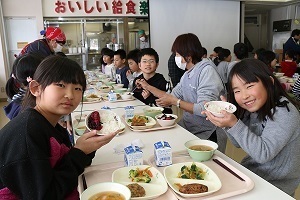 梅干が乗ったご飯を手にもつ児童たち