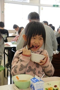 梅干とご飯をほおばる児童