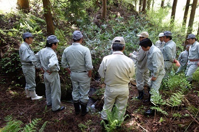 産業建設委員会現地視察風景荒山の水源