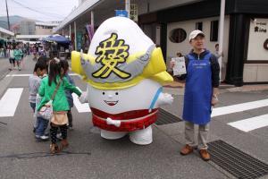 六の市を楽しむこめつぐ君です