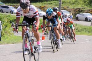 自転車で坂を上るプロ・実業団ライダーたち