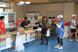 エイドステーション(給水・給食所)で南魚沼のグルメを堪能する参加者たち