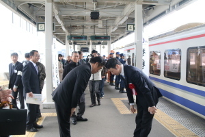 県知事を出迎える林市長