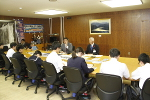 中学生と座談会をする林市長