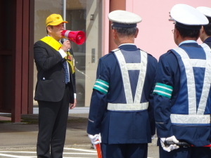 開所式であいさつをする市長