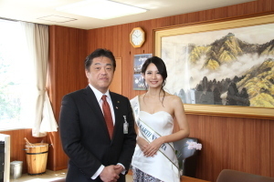 グランプリ大塚椎菜さんと林市長