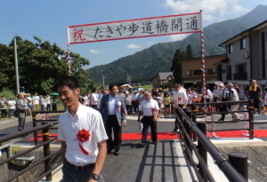 たきや歩道橋の通り初めをする林市長