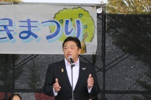 八色の森市民まつりであいさつをする林市長